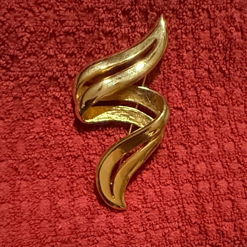 Elegant Gold-Tone Brooch